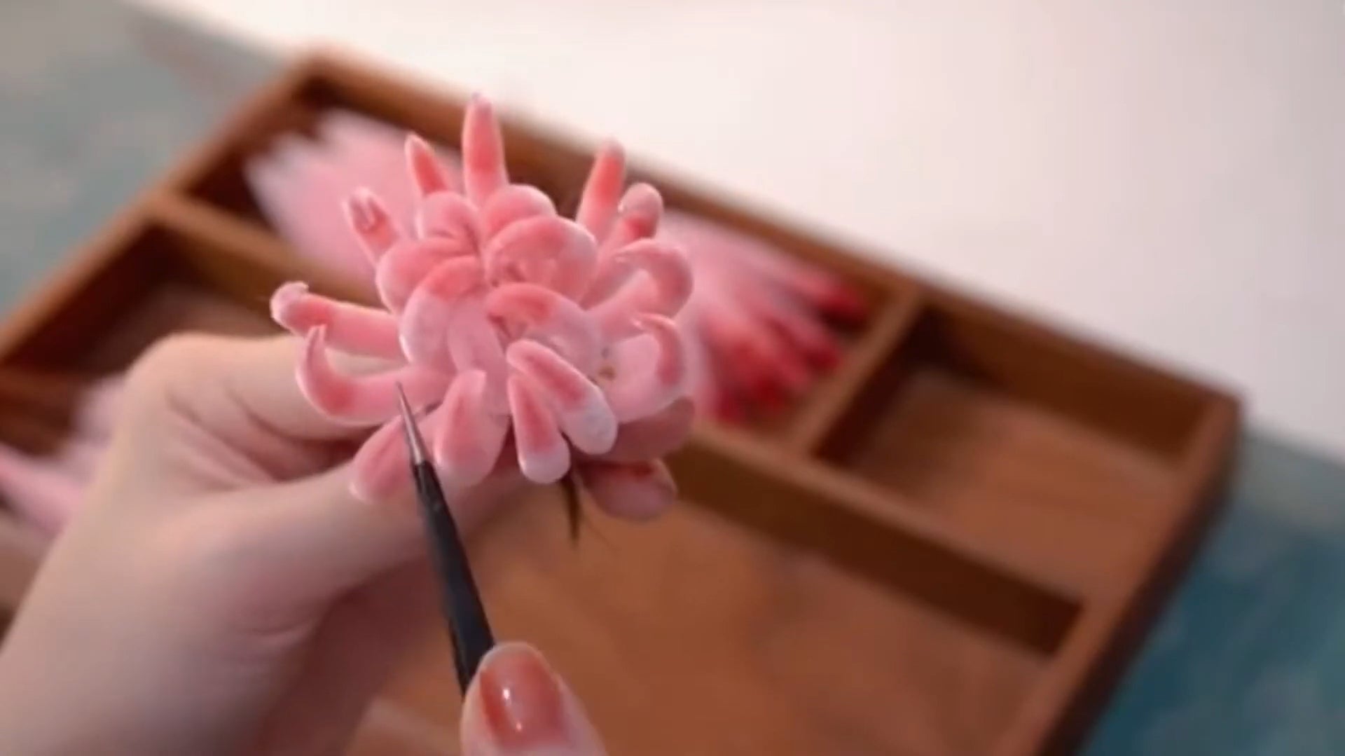 Charger la vidéo : Une vidéo YouTube présentant le savoir-faire complexe des fleurs en velours traditionnelles, alliant l&#39;héritage culturel chinois à l&#39;esthétique du design moderne. Découvrez le savoir-faire artistique détaillé et la signification culturelle de ces créations exquises.